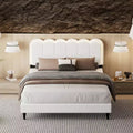 Cadre de lit en laine d'agneau crème avec tête de lit pétale, lumière d'ambiance LED et support solide silencieux pour chambres modernes, Queen